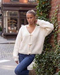Kuschelweicher Strickpullover mit kleinen Schleifen vorne creme