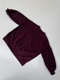 Butterstoff Sweater mit Patch am Ärmel rot LEO schwarz