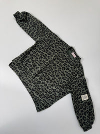Butterstoff Sweater mit Patch am Ärmel grün LEO schwarz