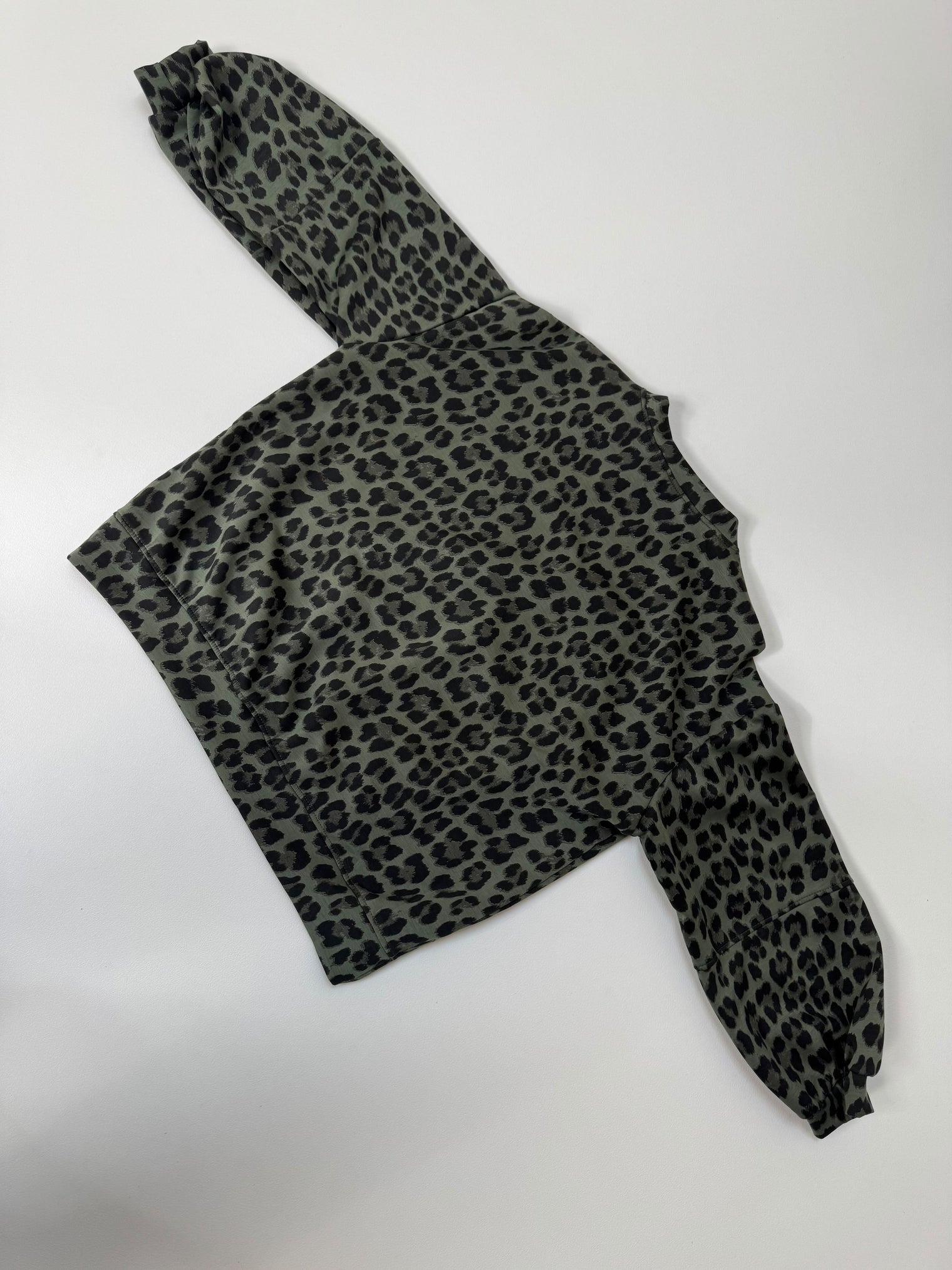 Butterstoff Sweater mit Patch am Ärmel grün LEO schwarz