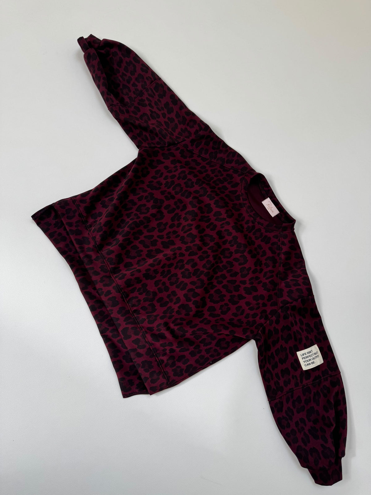 Butterstoff Sweater mit Patch am Ärmel rot LEO schwarz