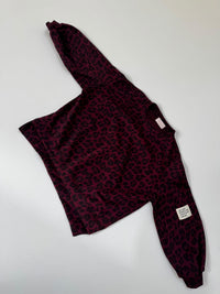 Butterstoff Sweater mit Patch am Ärmel rot LEO schwarz