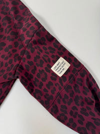 Butterstoff Sweater mit Patch am Ärmel rot LEO schwarz