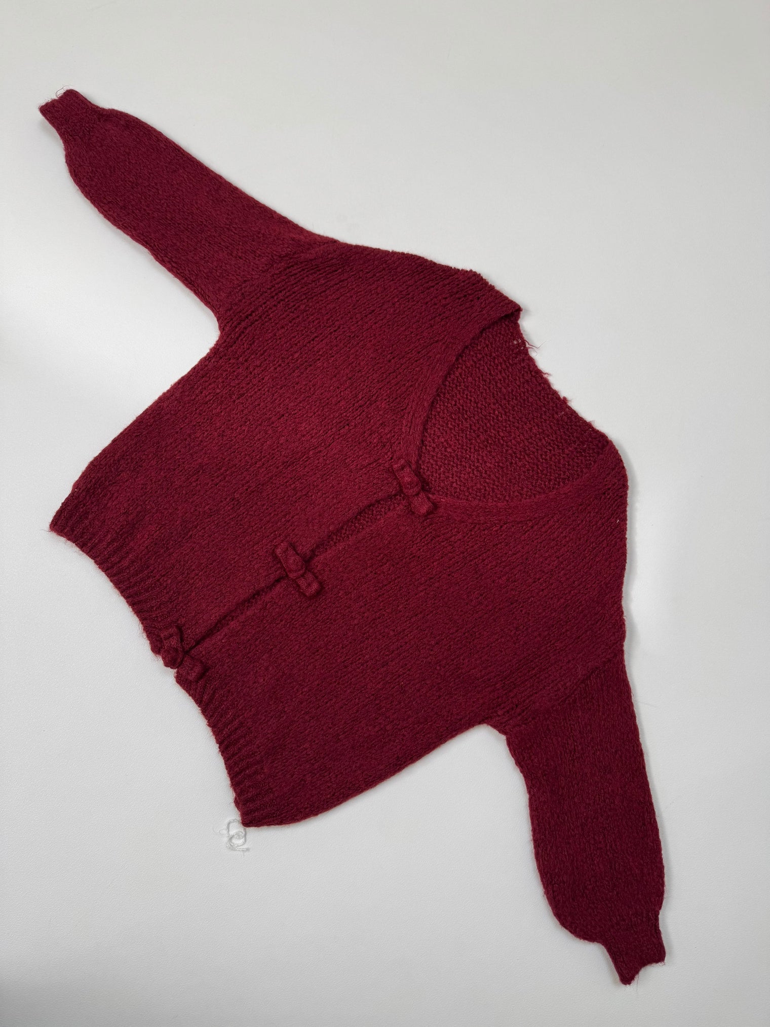 Kuschelweicher Strickpullover mit kleinen Schleifen vorne dark red